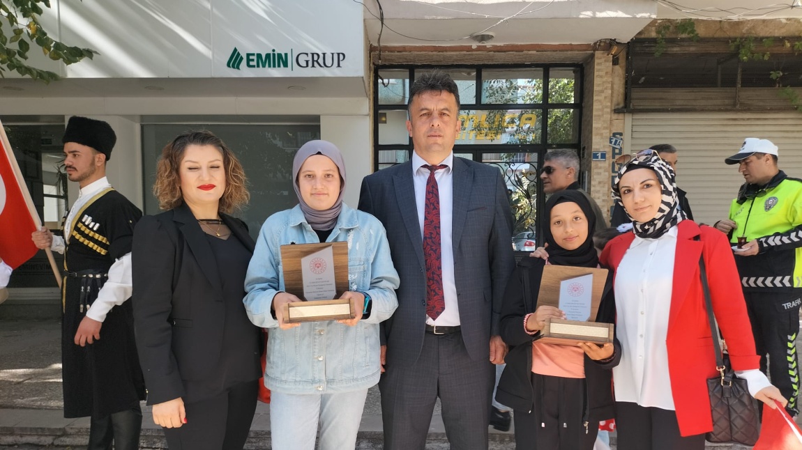 29 Ekim Cumhuriyet Bayramı'nın 100. Yıl Dönümü Törenleri Kapsamında Resim-Şiir ve  Yarışmasında Dereceye Giren Öğrencilerimize Ödülleri Verildi.